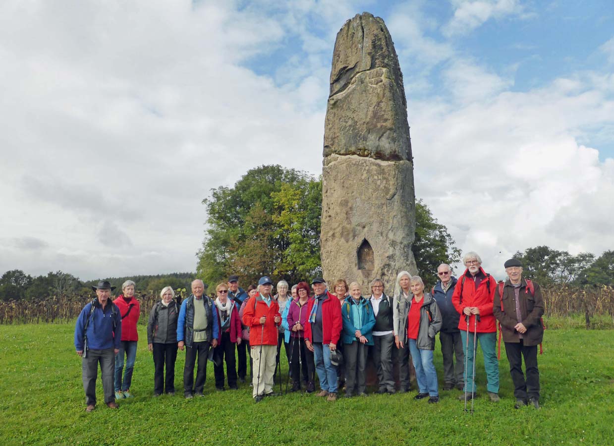 Die Wandergruppe vor dem Gollenstein